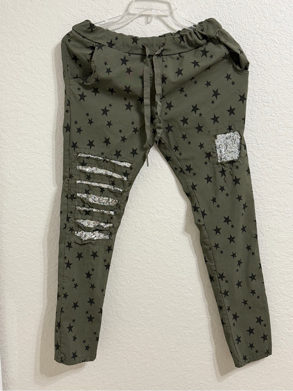 Woman Olive Green Star Print Jogger Pants with Sequin Patch
Caja 6